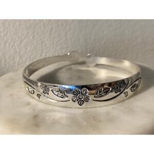 Cuff bracelet flower detailing unisex